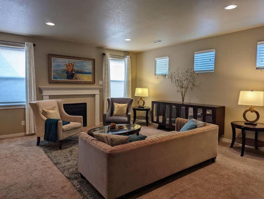 Spacious 3-Bedroom Home With Outdoor Space Eugene Eksteriør billede