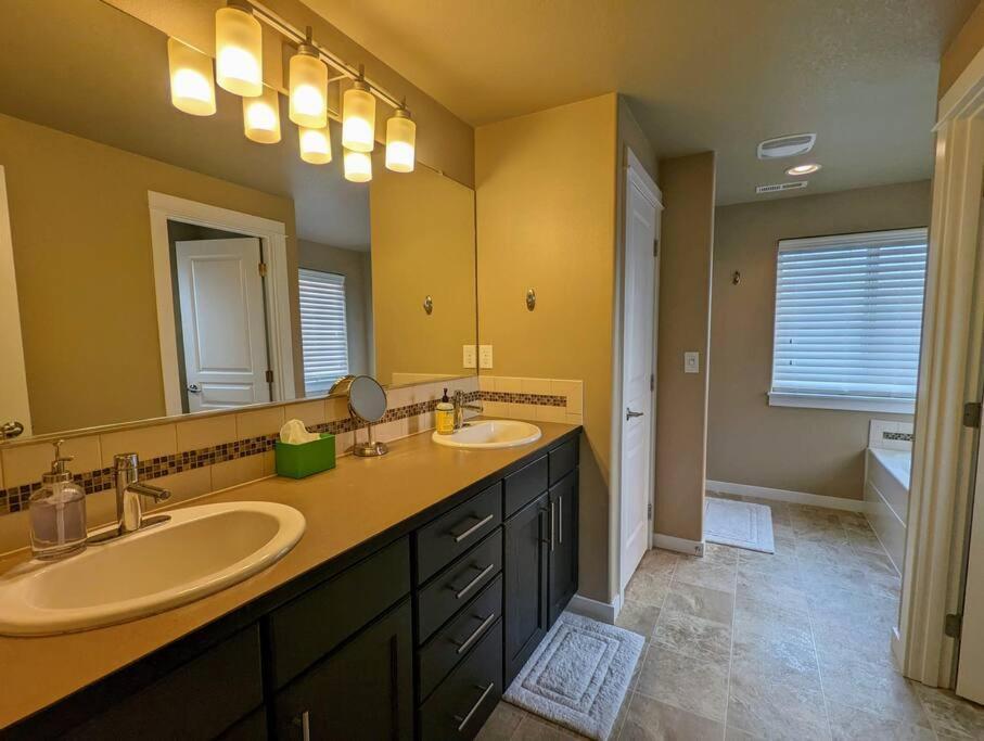 Spacious 3-Bedroom Home With Outdoor Space Eugene Eksteriør billede